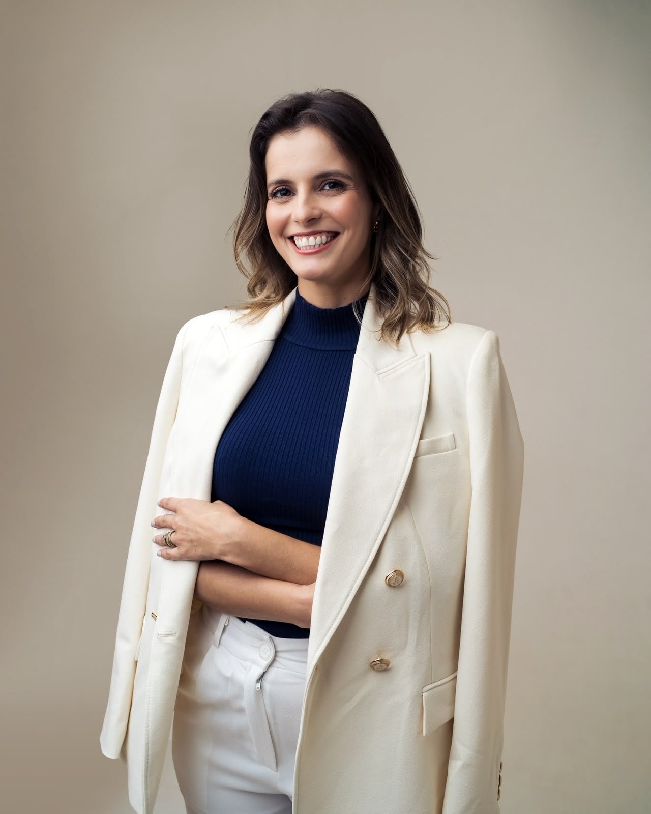 Polyana Labre, psicóloga clínica em Palmas – TO, sorrindo em retrato profissional